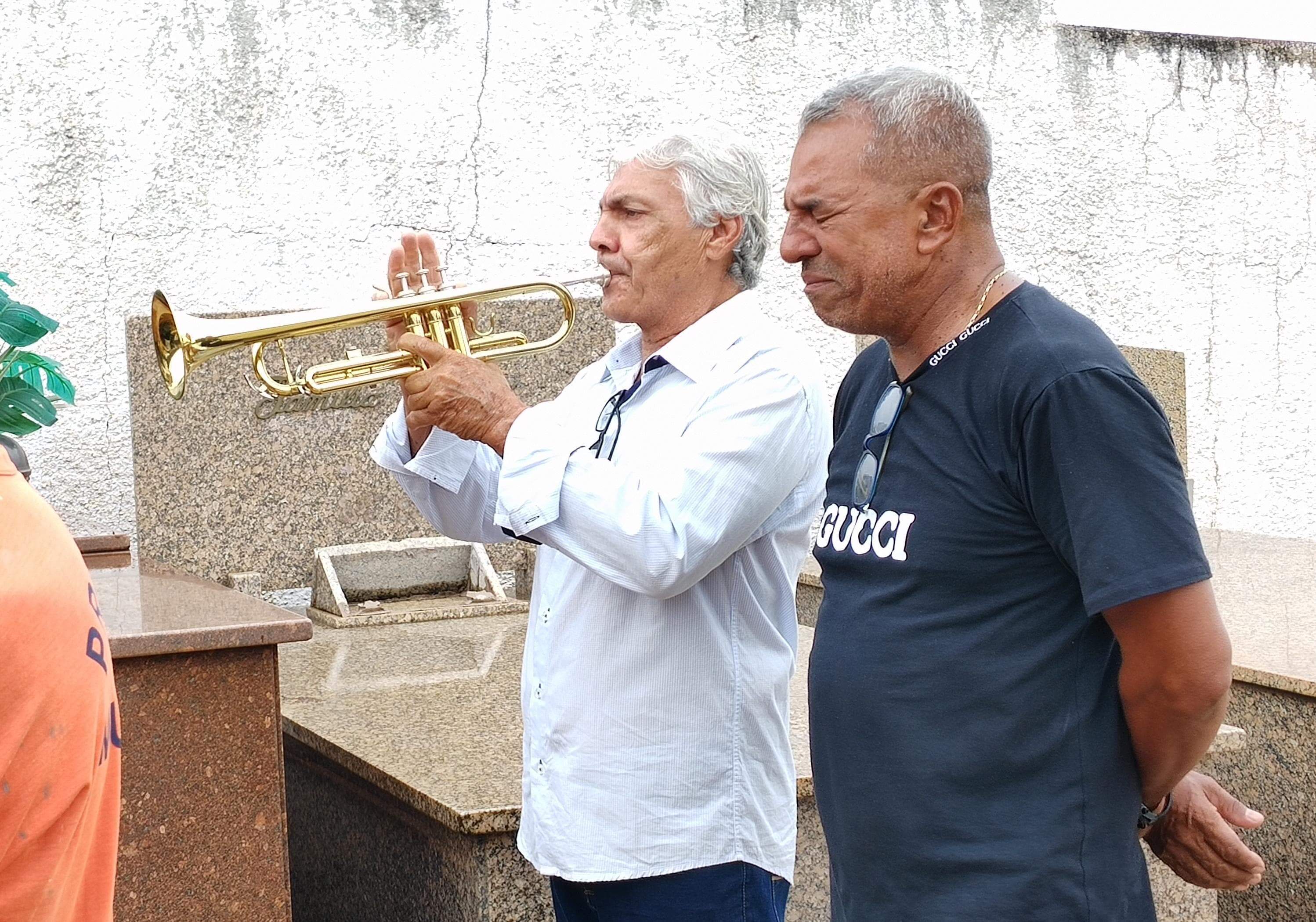 Som com trompete foi feito por Wilson Zacari, ao lado dele, o sargento PM Carlos Alberto Silva, tio do soldado e que foi inspiração de carreira (foto: Bruno Freitas)