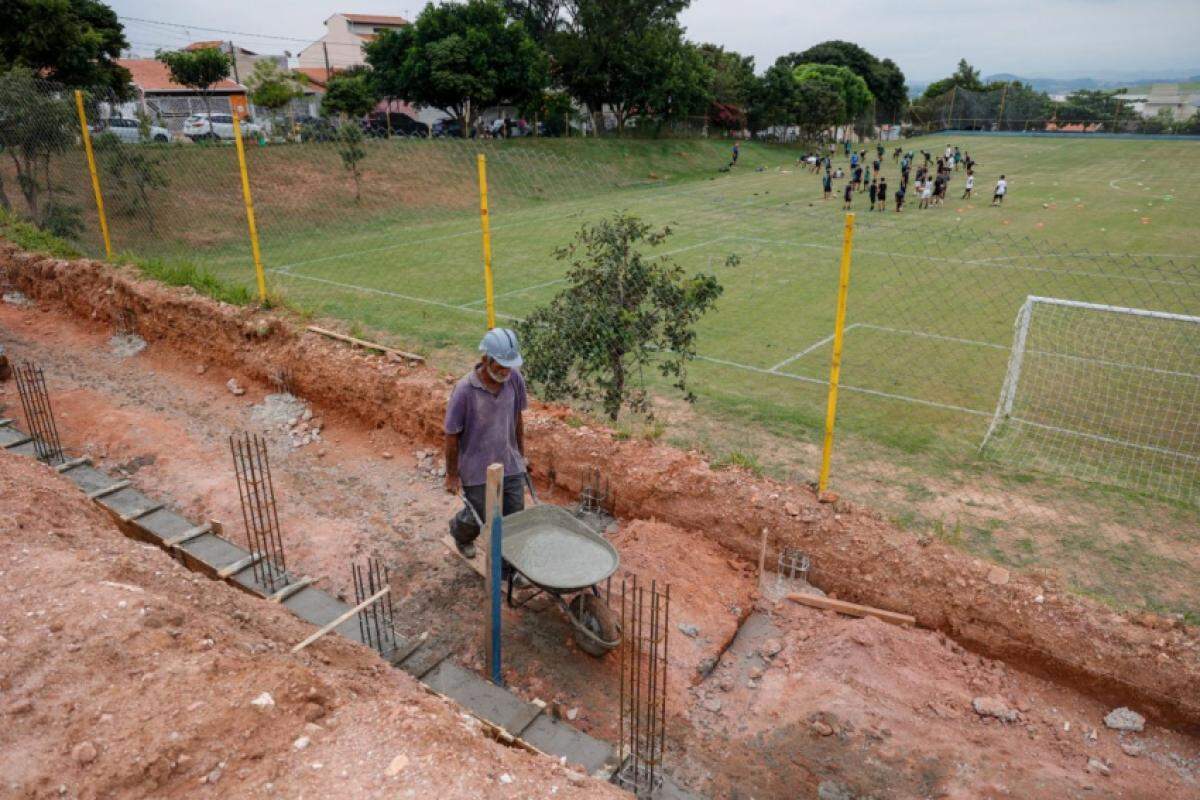 As obras do ginásio poliesportivo no local já começaram, com nivelamento de rampa, armação e concretagem das estacas de fundação