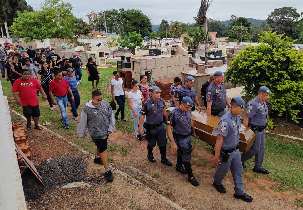 Amigos, companheiros da Polícia Militar e familiares se despediram do soldado, na manhã desta quarta (17/04) (crédito: Bruno Freitas)