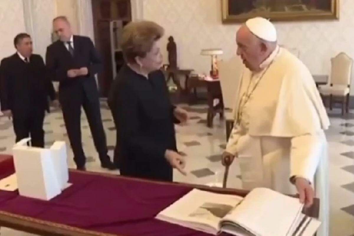 A ex-presidenta Dilma Rousseff explica ao papa Francisco quem foi Theodoro Sampaio, protagonista do livro de Ademir Pereira dos Santos