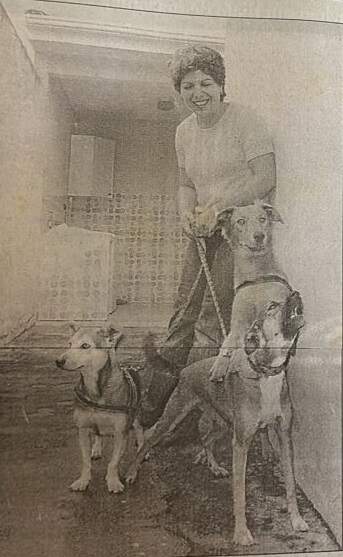 Elizabeth e seus cães em foto do Diário de Jacareí de 2003