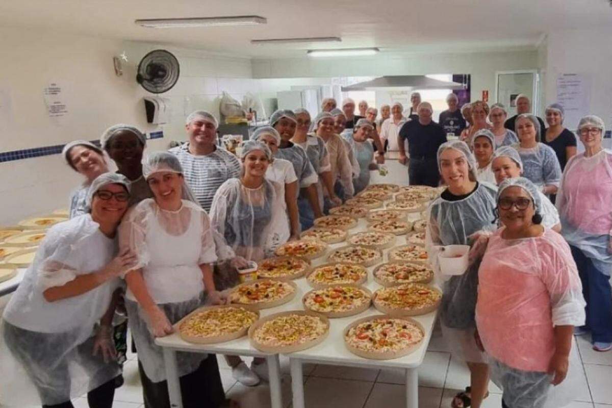 Os voluntários trazem o amor e a dedicação como ingredientes para a pizza solidária