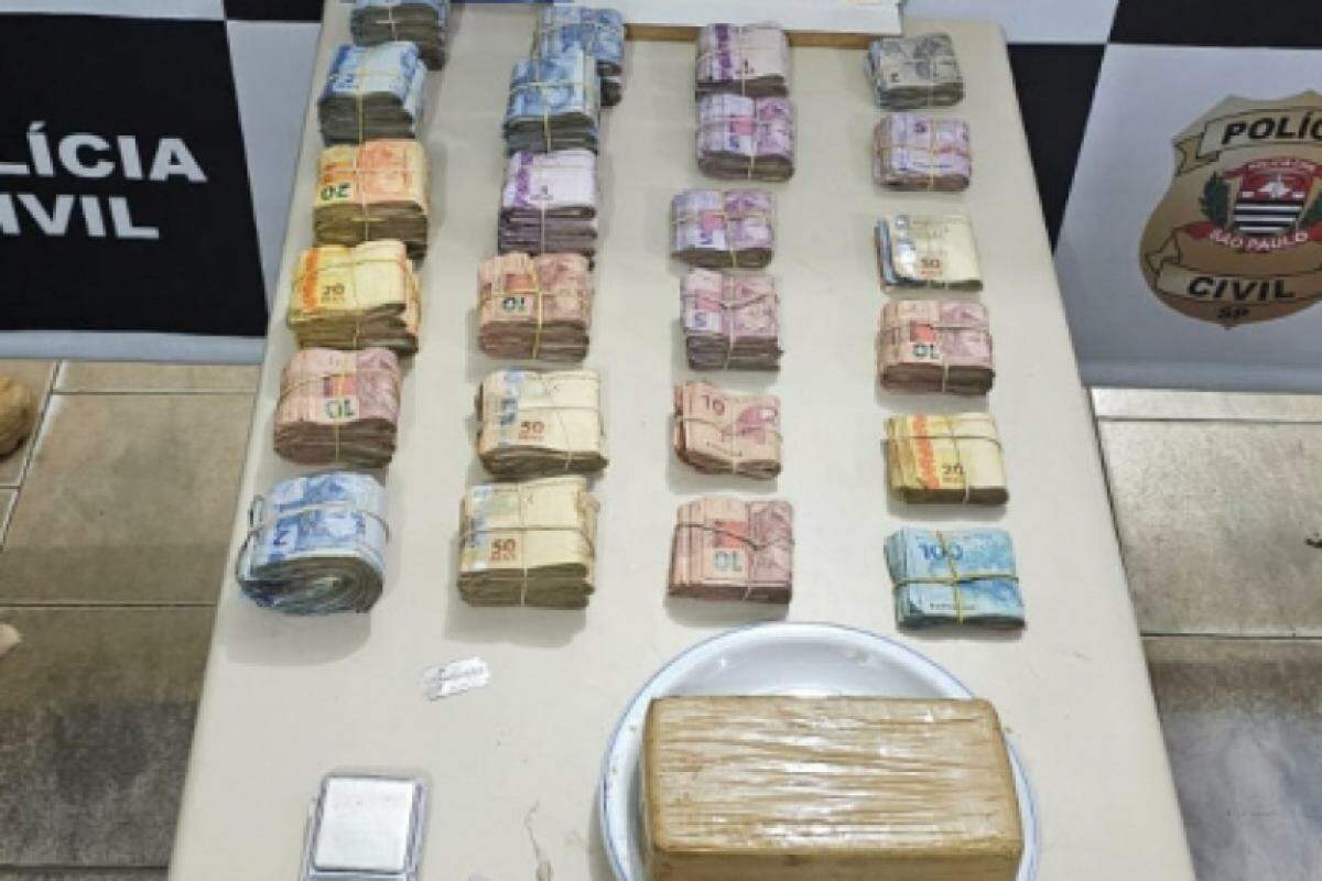 Porções de drogas, dinheiro e balanças apreendidos em três endereços em Lençóis Paulista