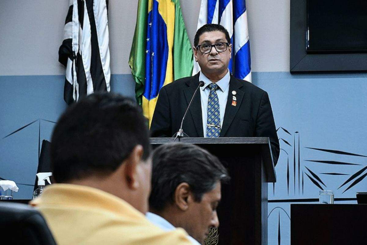 Sidney de Oliveira Júnior fala na tribuna do Legislativo