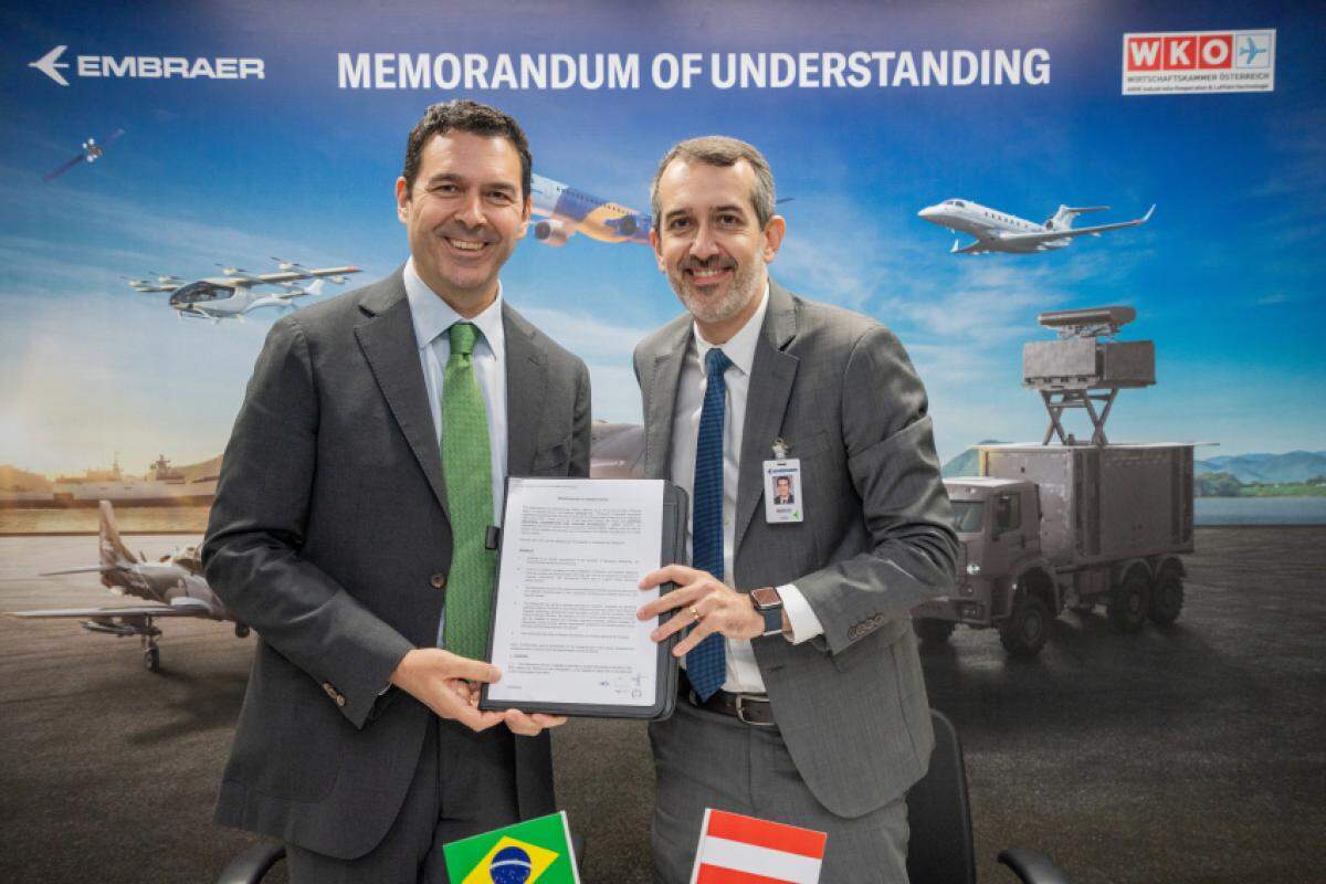 Representantes da Embraer e da AICAT e o acordo assinado em São José