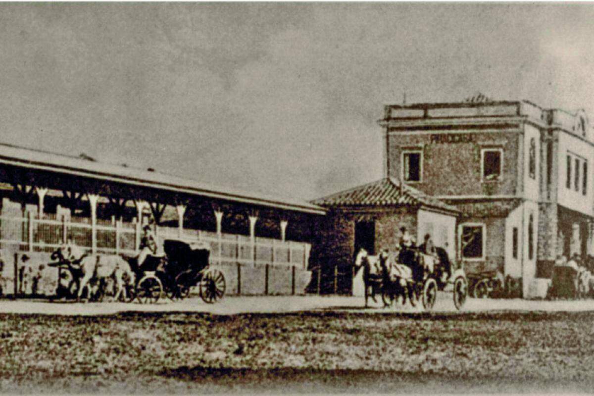 Percival Farquhar foi proprietário da Sorocabana Railway Company, mais conhecida por Sorocabana; uma de suas estações de trem situava-se no Centro de Piracicaba