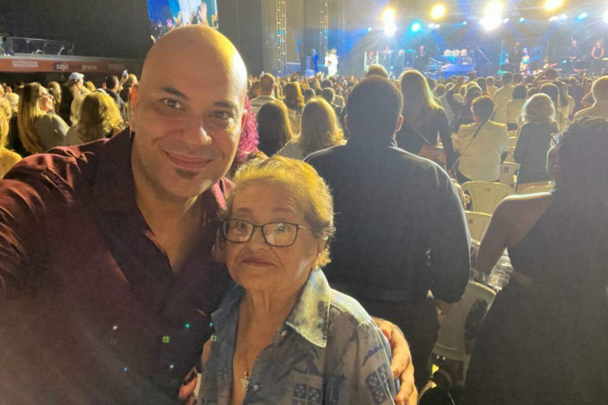 Rodrigo Correi e a mãe, dona Creusa Machado, no show de Roberto Carlos