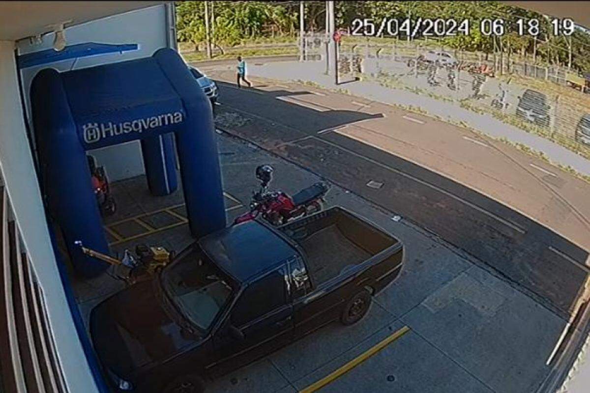 Imagem mostra o momento em que o indivíduo se aproxima do veículo