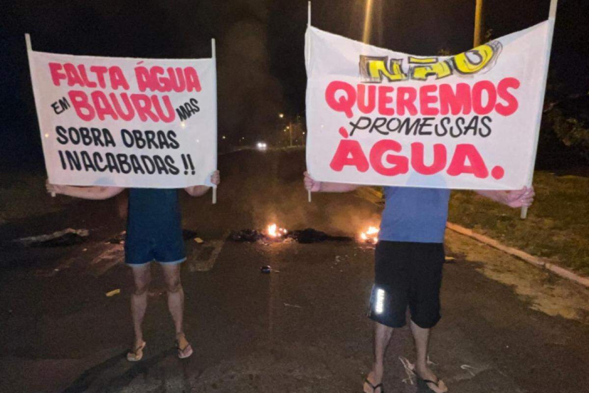 Grupo de moradores protestou com faixas e cartazes na rua José Santiago, na região da Vila Ipiranga