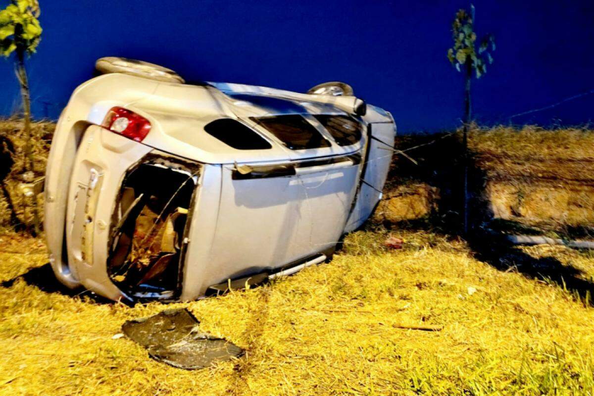 Duster capotou na Fausto Santo Mauro, em Piracicaba