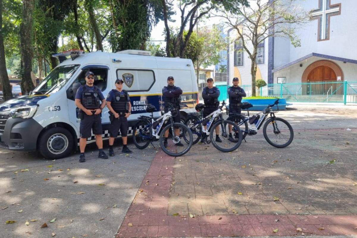 Guardas municiais fazem patrulhamento de bicicleta ao entorno da rodoviária