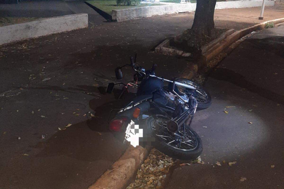 Moto furtada ficou danificada após suspeito cair