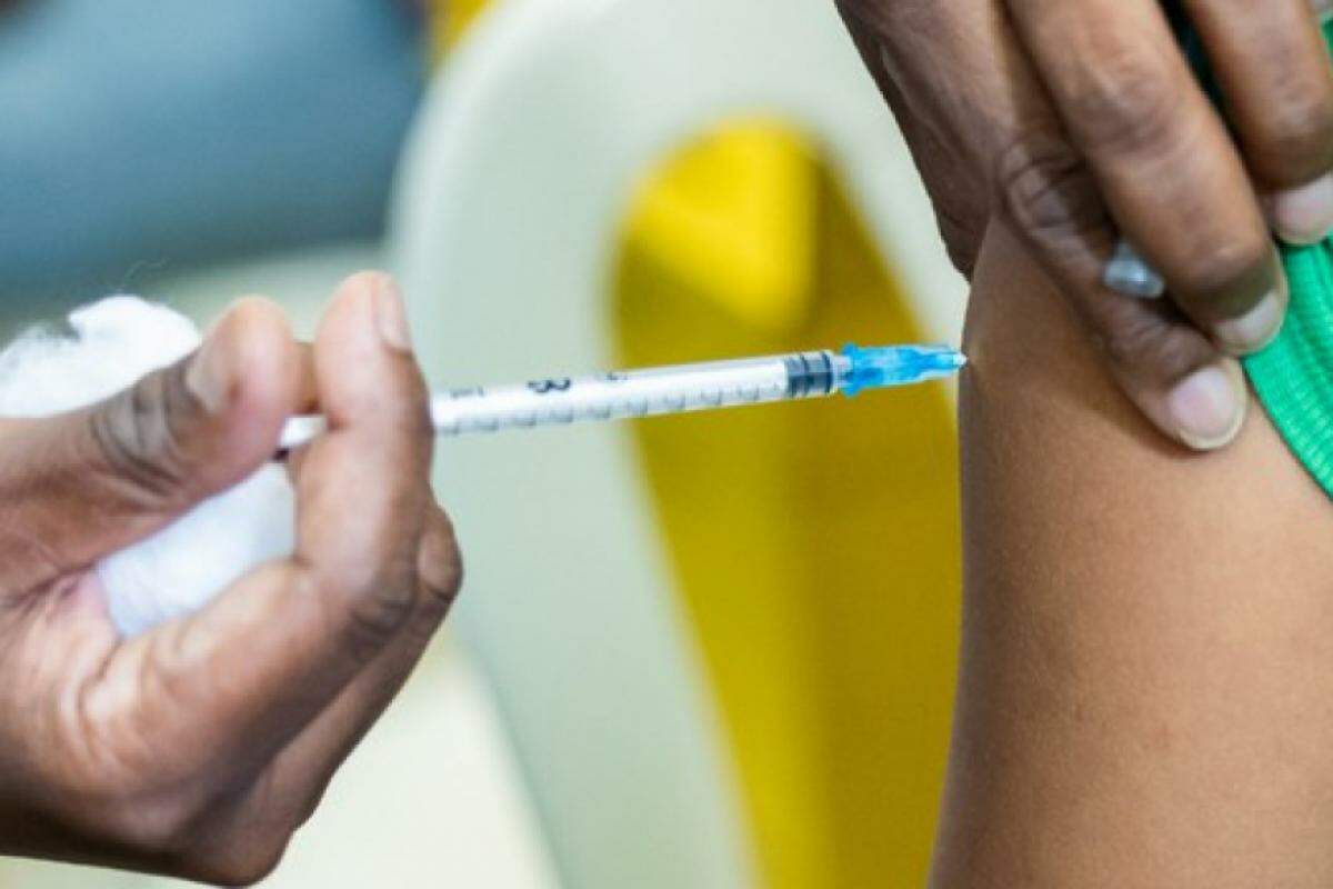 A vacina contra o HPV previne não somente o câncer de colo do útero, mas outros tipos de câncer e também verrugas genitais