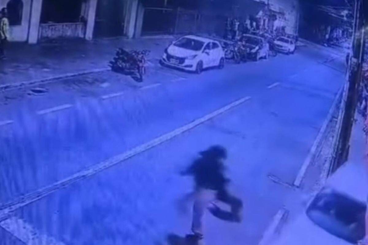 VÍDEO: Carro desgovernado invade calçada e atropela 5 pessoas