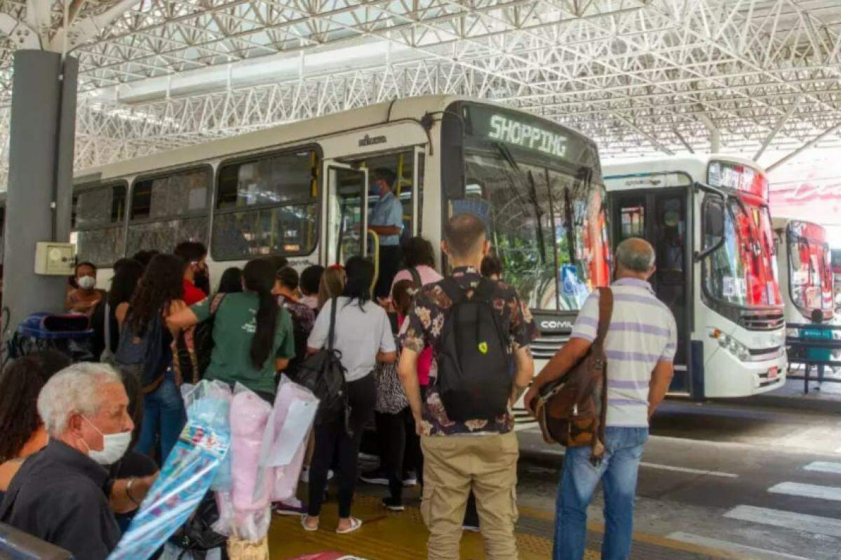 Público entrando no ônibus para ir trabalhar em Franca