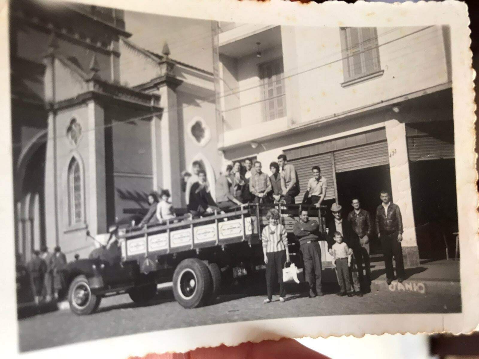 A família de Cláudio José Ioppi em 1960, quando a rua Petronilha Antunes era calçada com paralelepípedos