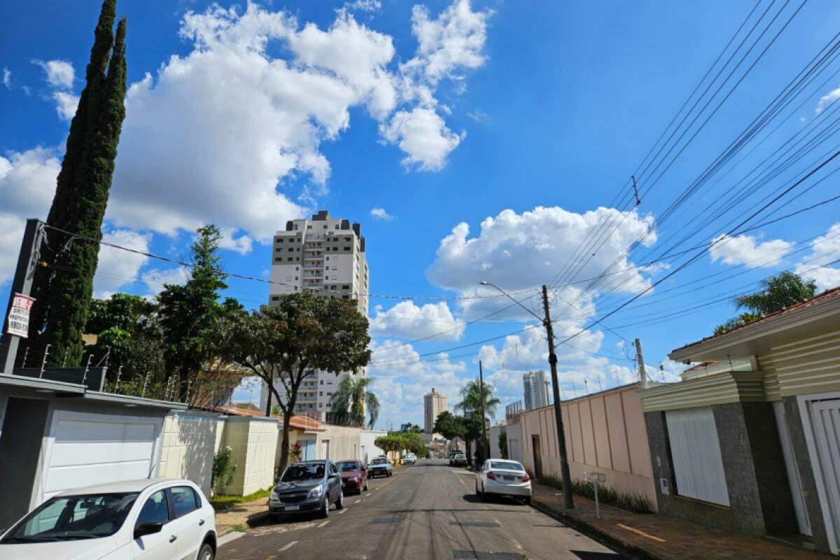 Céu visto da rua José Salomoni, no bairro São José, em Franca