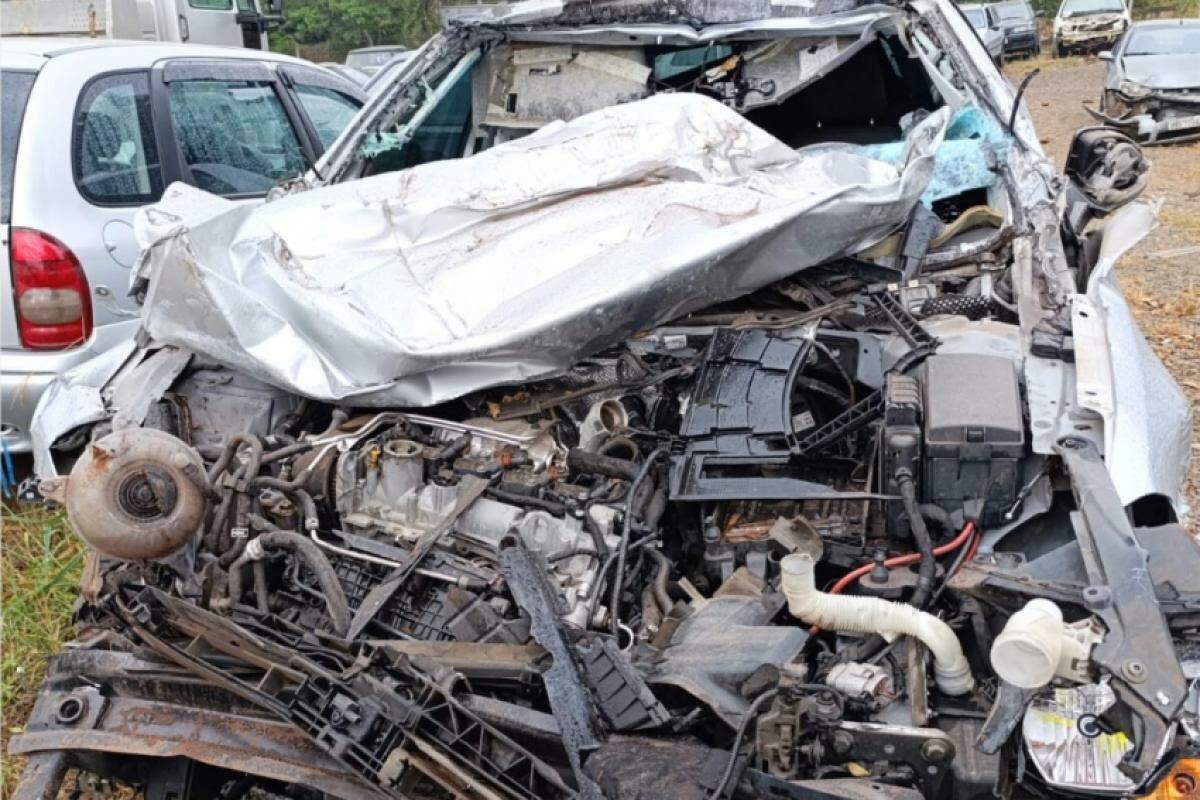 O VW Golf ficou destruído no acidente 