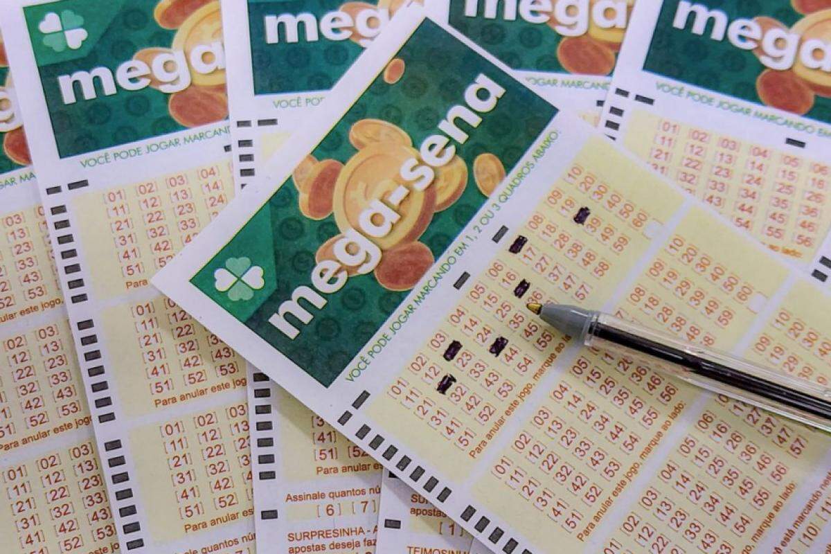 A aposta simples para a Mega-Sena custa R$ 5 e pode ser feita até as 19h (de Brasília) do dia do sorteio