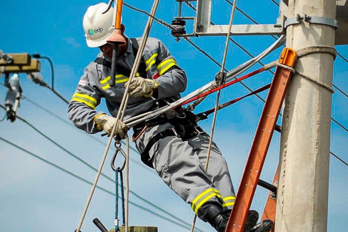 Curso de eletricista terá foco na atuação em rede aérea de distribuição de energia