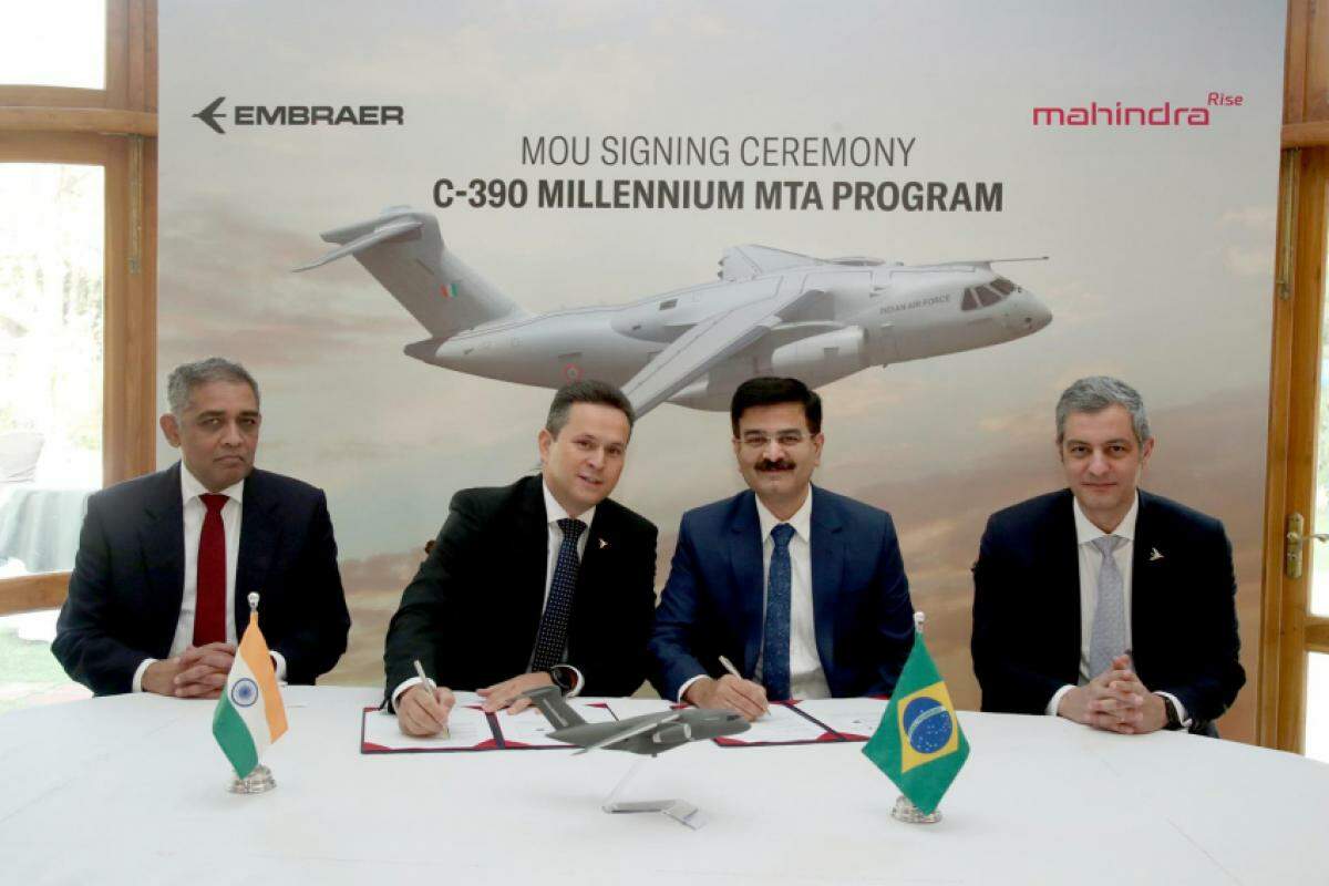 Assinatura do acordo entre Embraer e Mahindra
