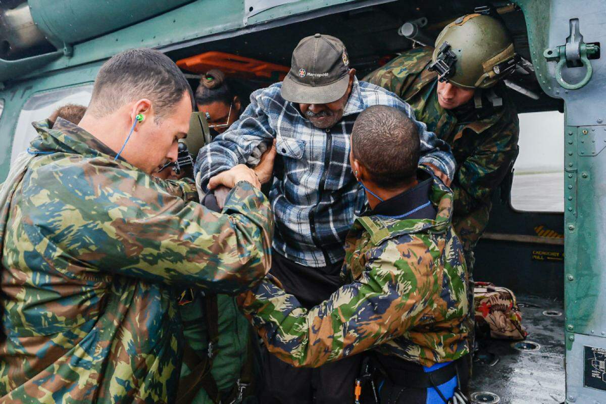 Homem é resgatado por equipe da Força Aérea Brasileira (FAB) na Região Metropolitana de Porto Alegre