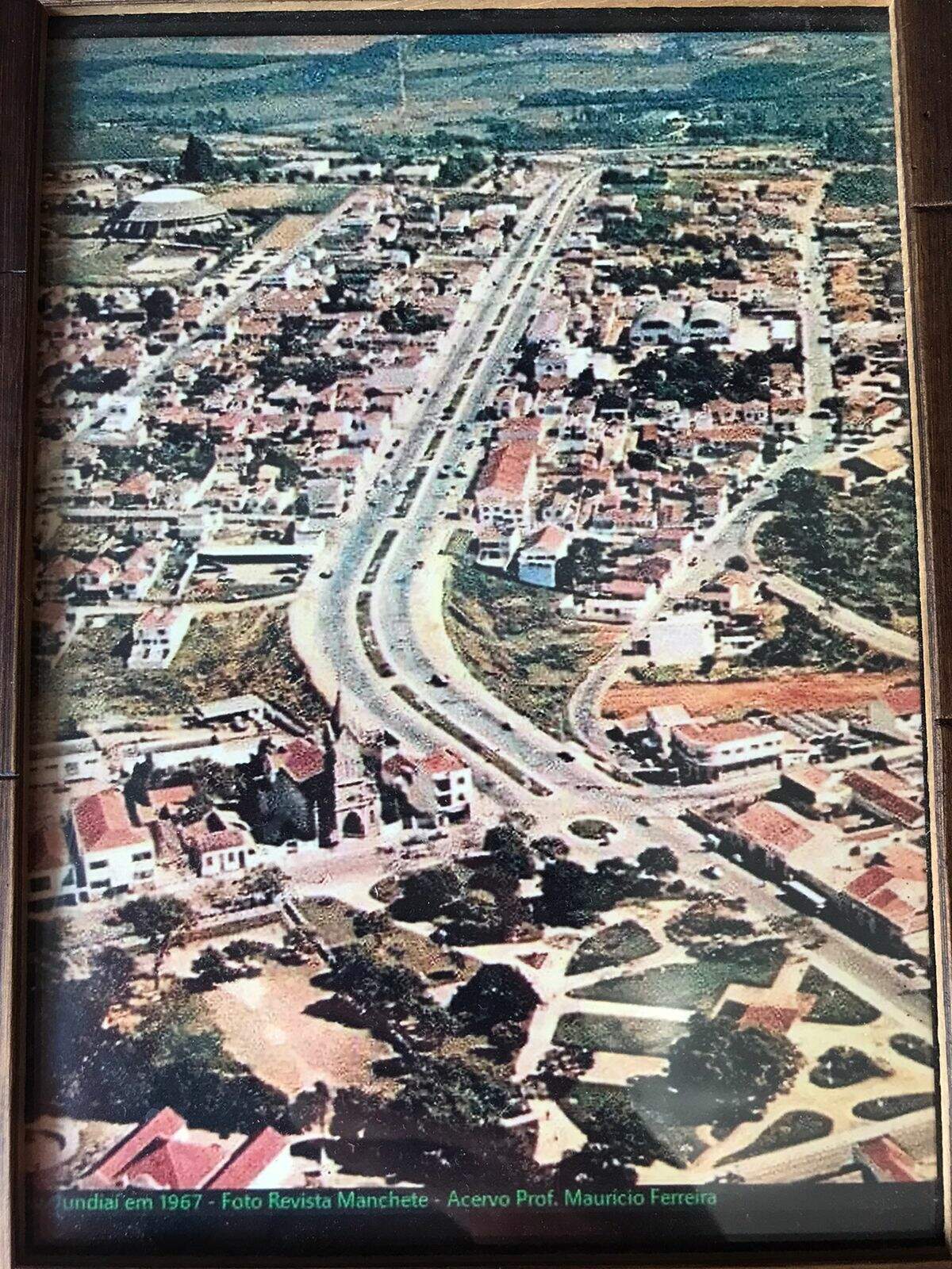 Foto mostra a avenida Jundiaí em 1967 e, no cruzamento com a rua Petronilha Antunes, ao lado da Igreja Nossa Senhora do Rosário e São Benedito, está o prédio onde Cláudio José Ioppi mora desde que nasceu