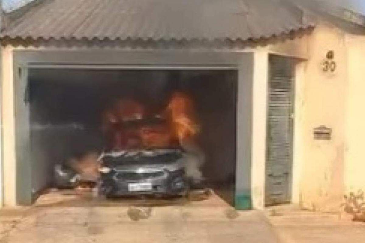 GM Prisma que estava na garagem pegou fogo 