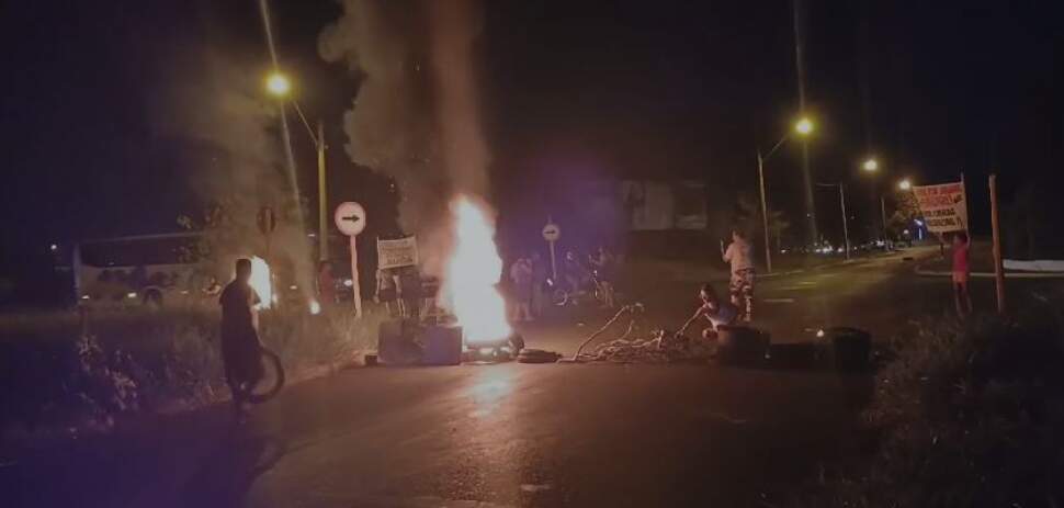Grupo também queimou pneus e bloqueou a rua José Santiago, liberada com a chegada da PM (Crédito: Reprodução/redes sociais)
