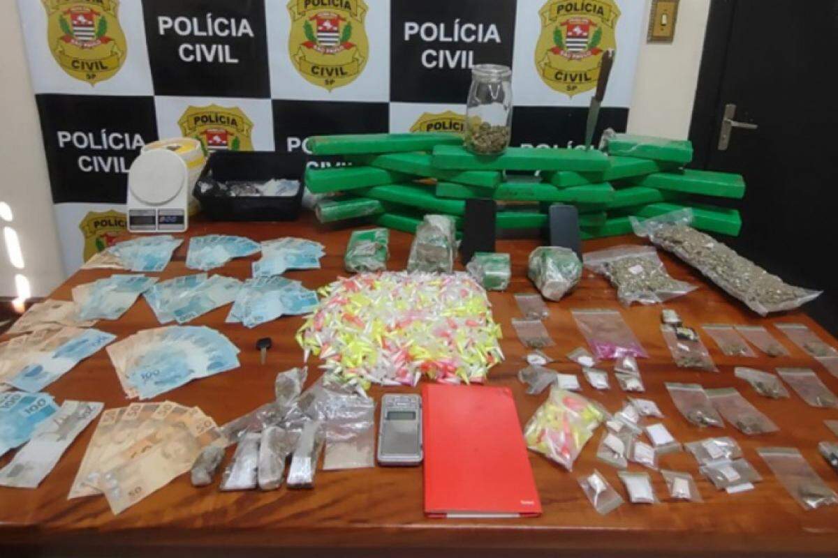 Drogas, dinheiro e objetos apreendidos pela Polícia Civil em Ubatuba
