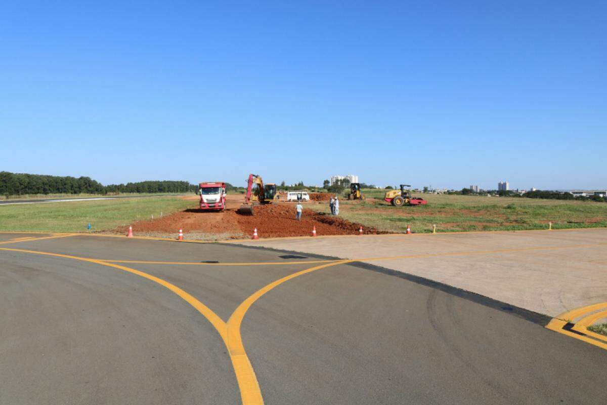 Prefeitura iniciou a obra de ampliação da pista auxiliar (taxiway) do Aeroporto Pero Morganti