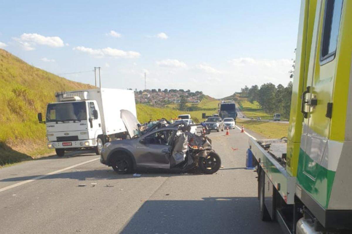 VÍDEO: Carro capotou e bateu de frente em caminhão na Carvalho Pinto;  mulher morreu