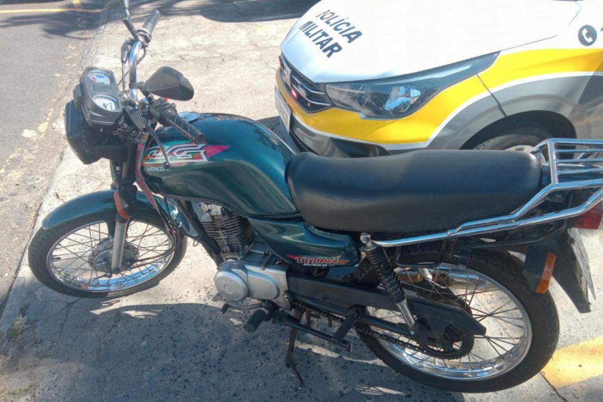 Polícia flagra moto furtada e prende dois na Cândido Portinari