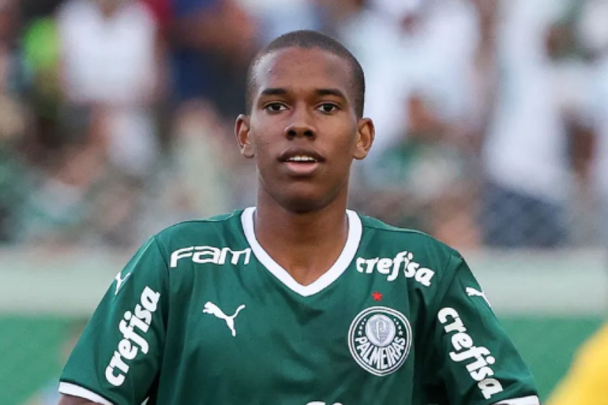 Estevão assinou seu primeiro contrato profissional com o Palmeiras em abril do ano passado, quando completou 16 anos