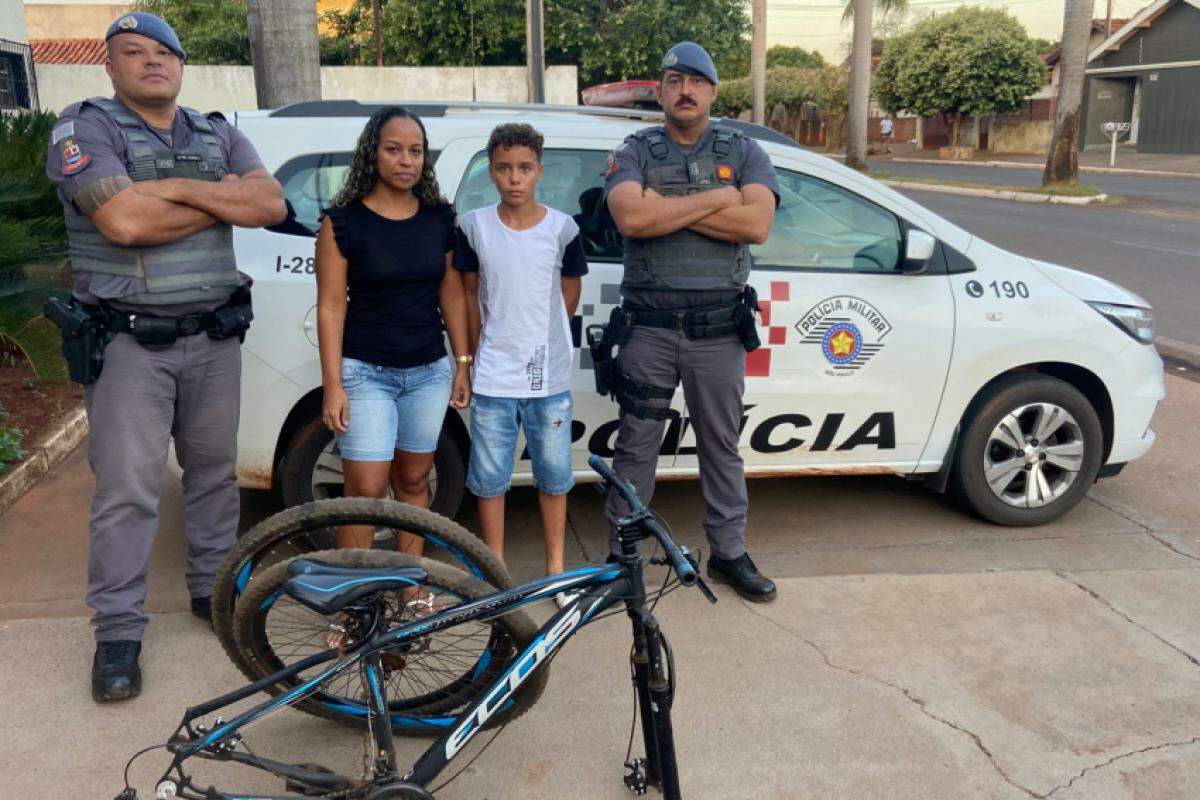 Família agradece aos policiais que ajudaram na recuperação de bicicleta furtada