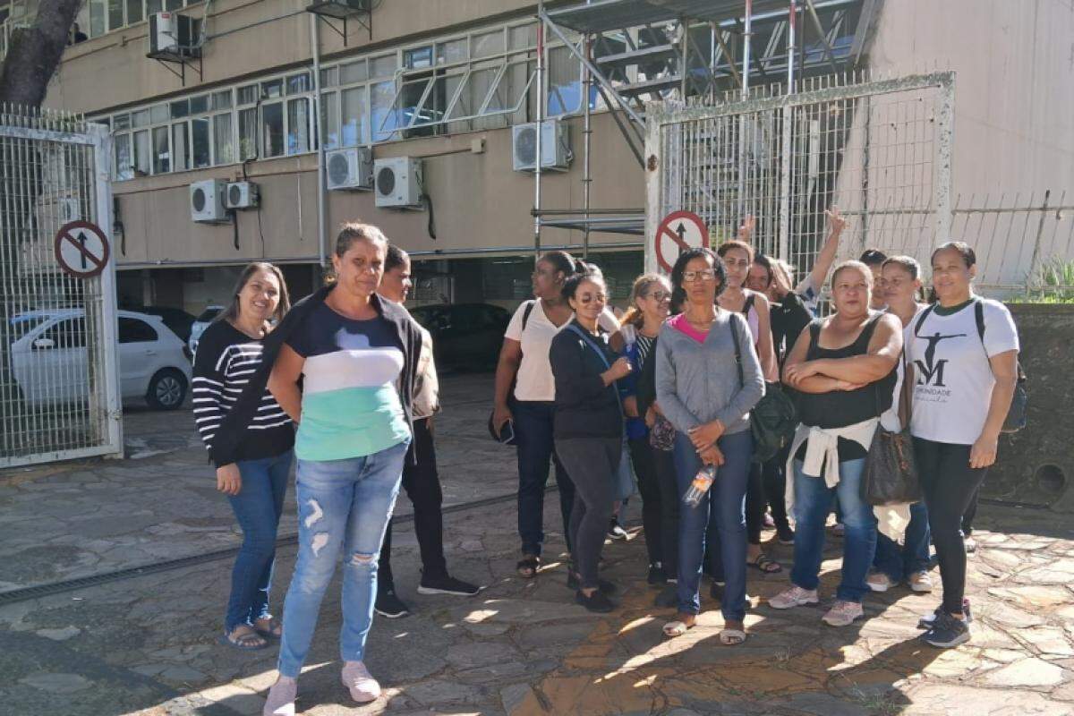 Grupo de trabalhadoras terceirizadas das escolas municipais protestam em frente a Prefeitura de Franca