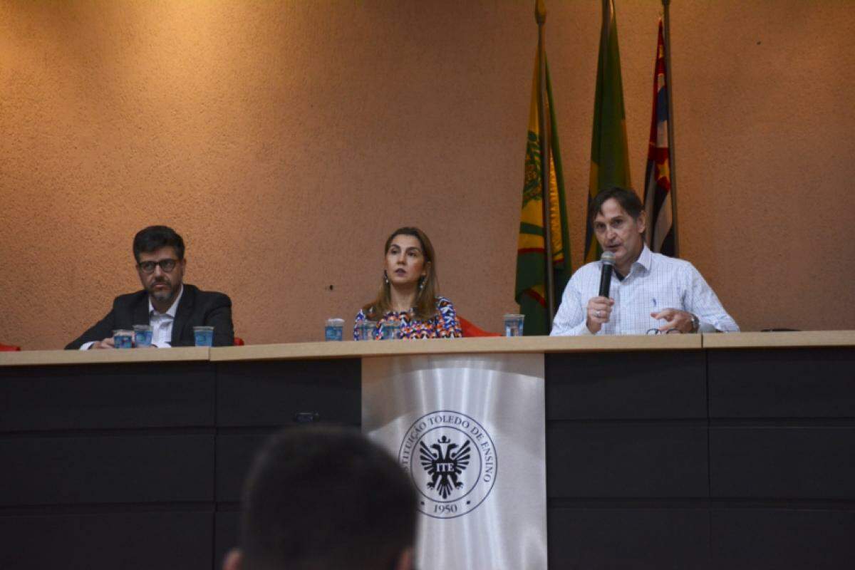 Da esquerda à direita, os professores Luiz Henrique Herrera, Tatiana Stroppa e Carlo José Napolitano durante palestra no auditório da ITE, na manhã de ontem