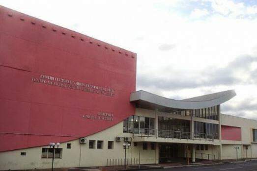 A Biblioteca Municipal Rodrigues de Abreu fica na avenida Nações Unidas, 8-9, Centro