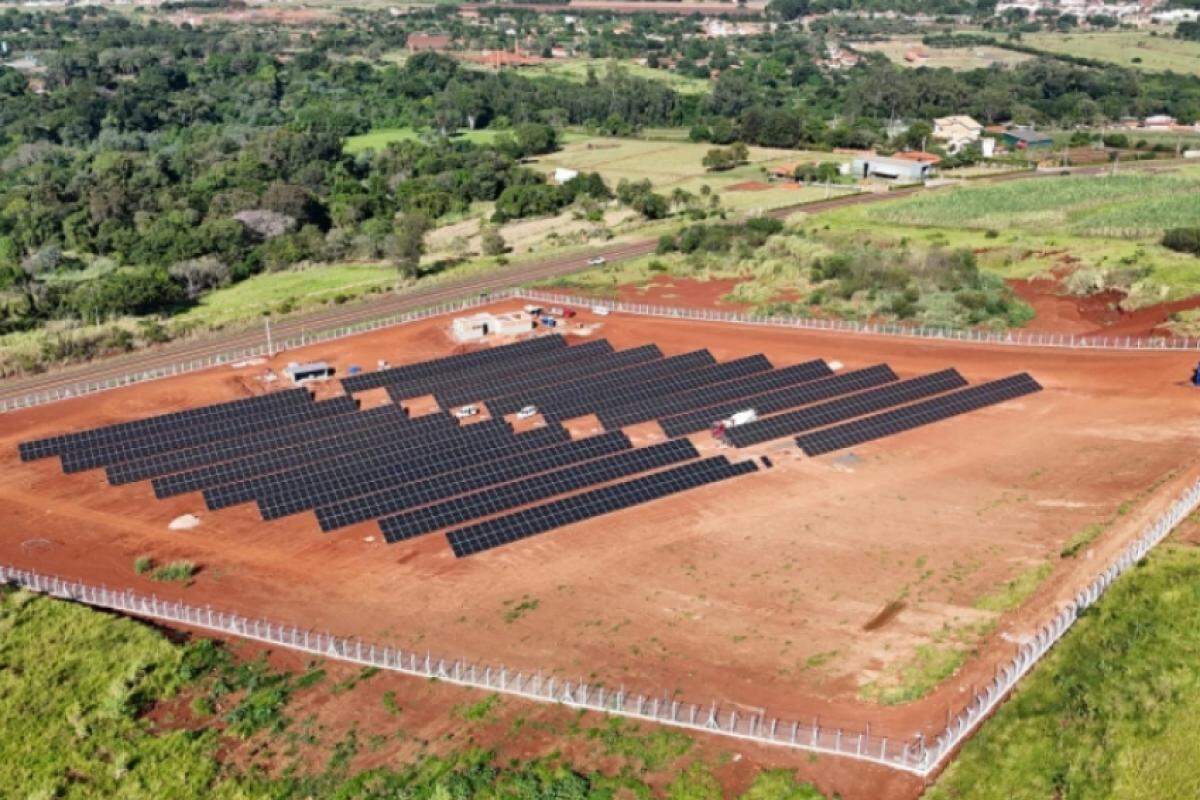 Usina solar está sendo construída na avenida Tranquilo Rozante