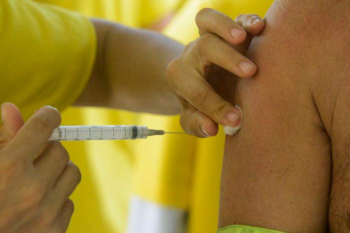 Jovens e adultos também possuem um calendário vacinal previsto no Programa Nacional de Imunizações