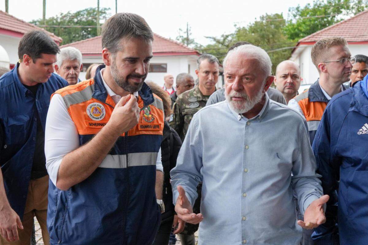 Lula foi recebido por Eduardo Leite na Base Aérea de Canoas