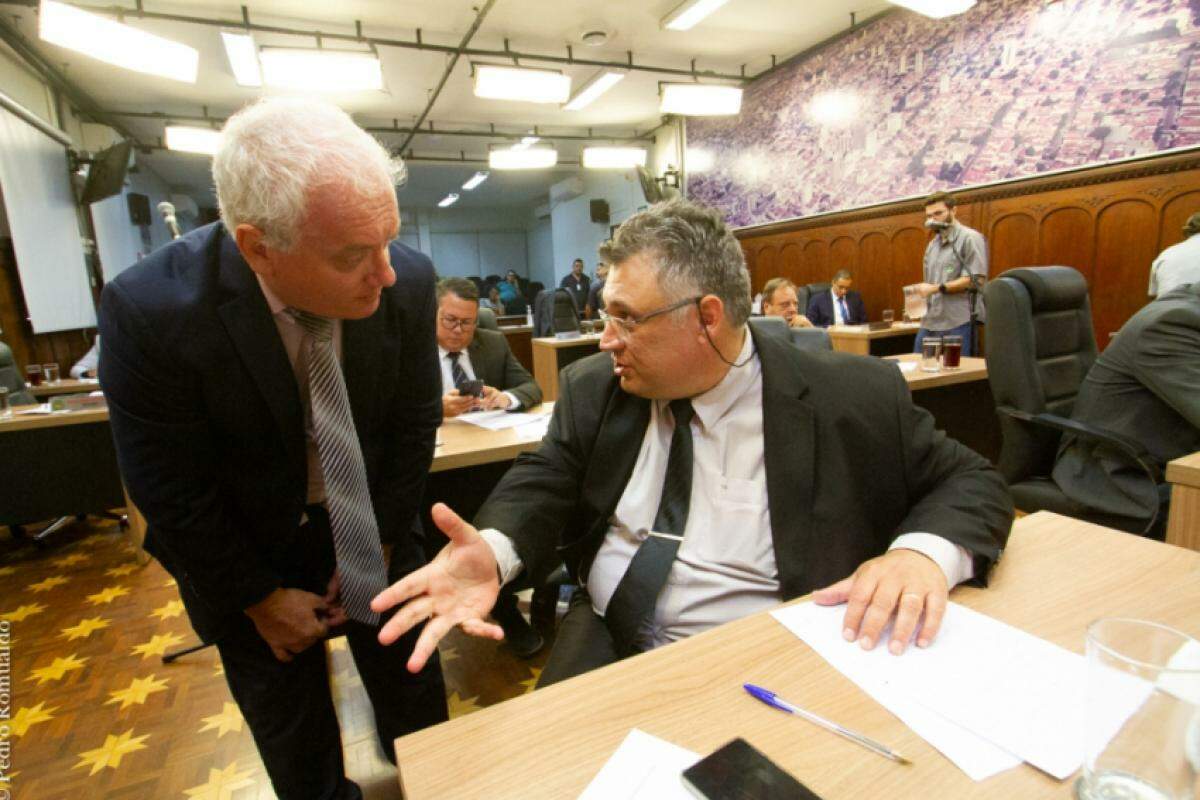 Os vereadores Fabiano Mariano (à esquerda) e Eduardo Borgo (Novo) durante sessão ontem