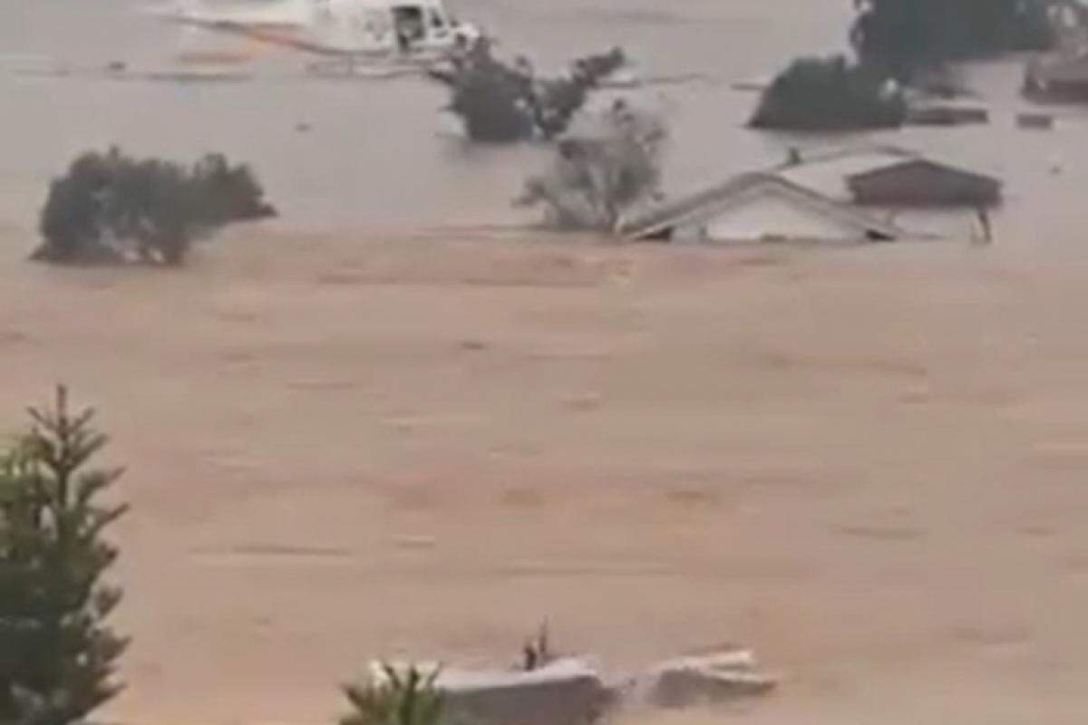 Vídeo que circula nas redes sociais mostra o momento em que a Brigada Militar do Rio Grande do Sul consegue resgatar um dos ilhados