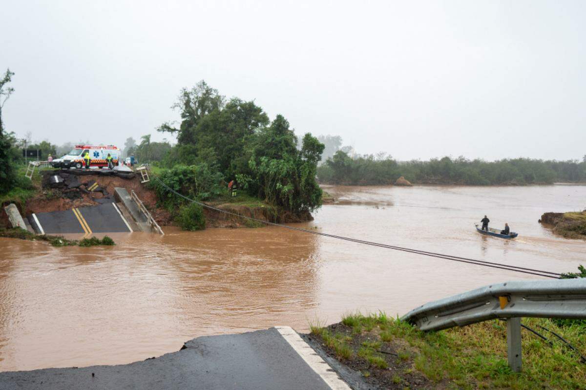 Estrada destruída pelas chuvas deixa centenas de pessoas isoladas em Santa Maria