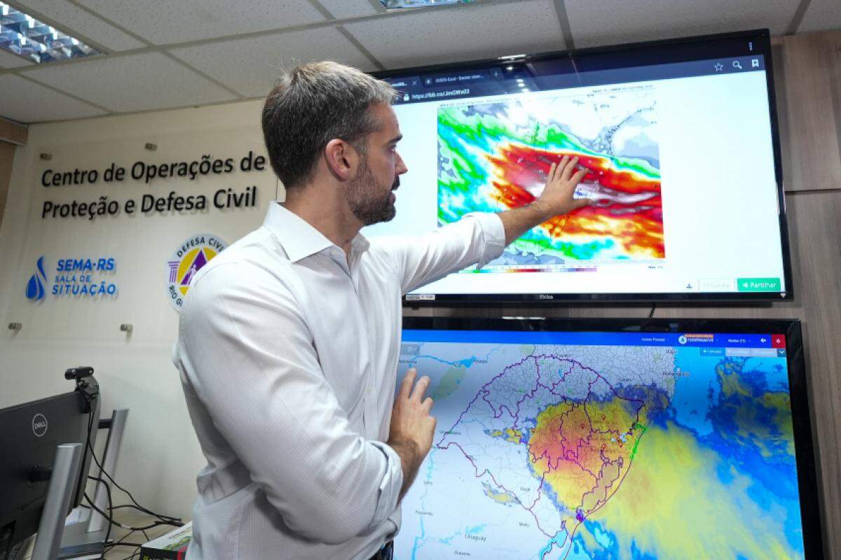 Governador Eduardo Leite acompanha a situação das chuvas no Estado na sede da Defesa Civil do Rio Grande do Sul, em Porto Alegre