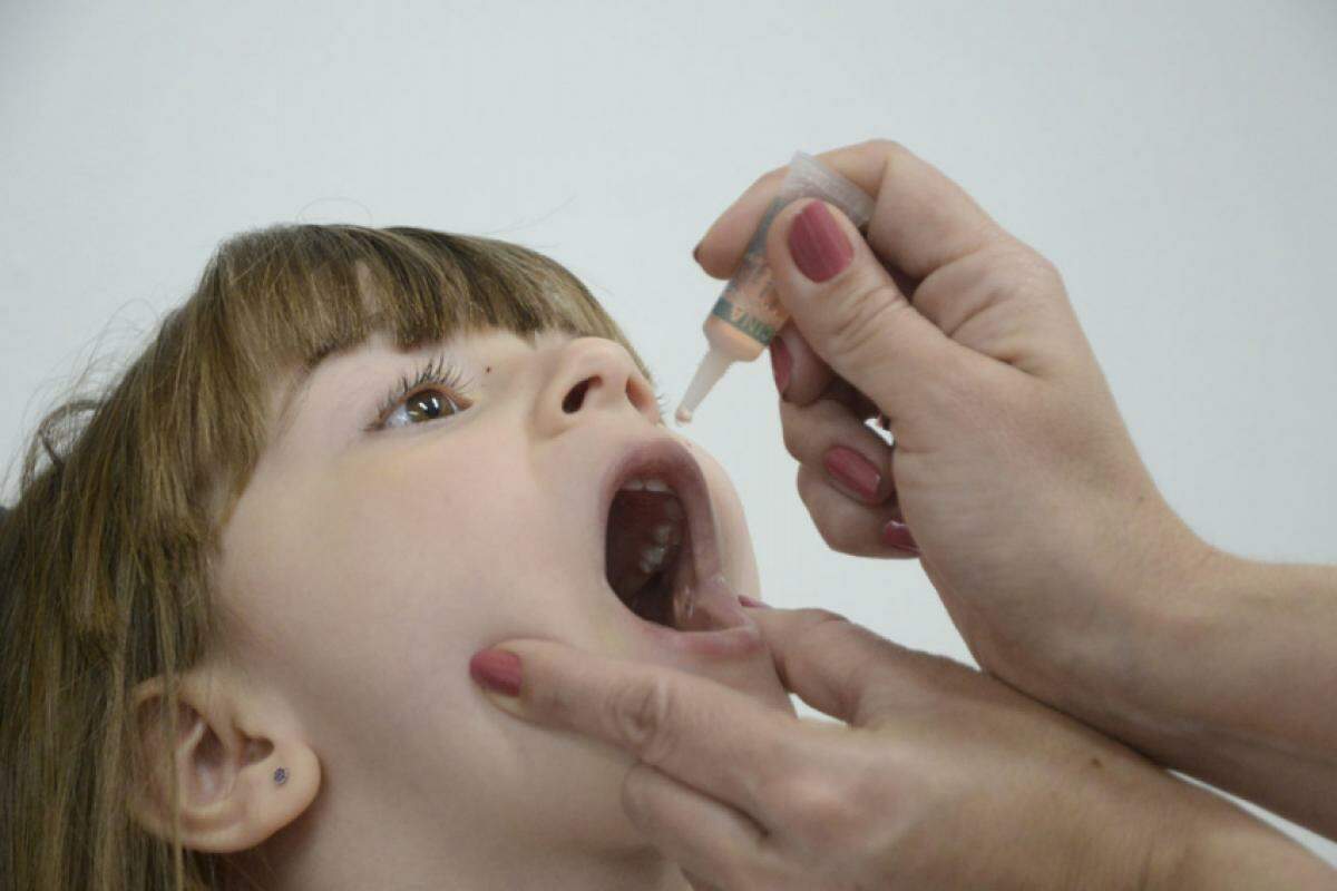 Crianças de 1 a 4 anos devem receber dose adicional da “gotinha”