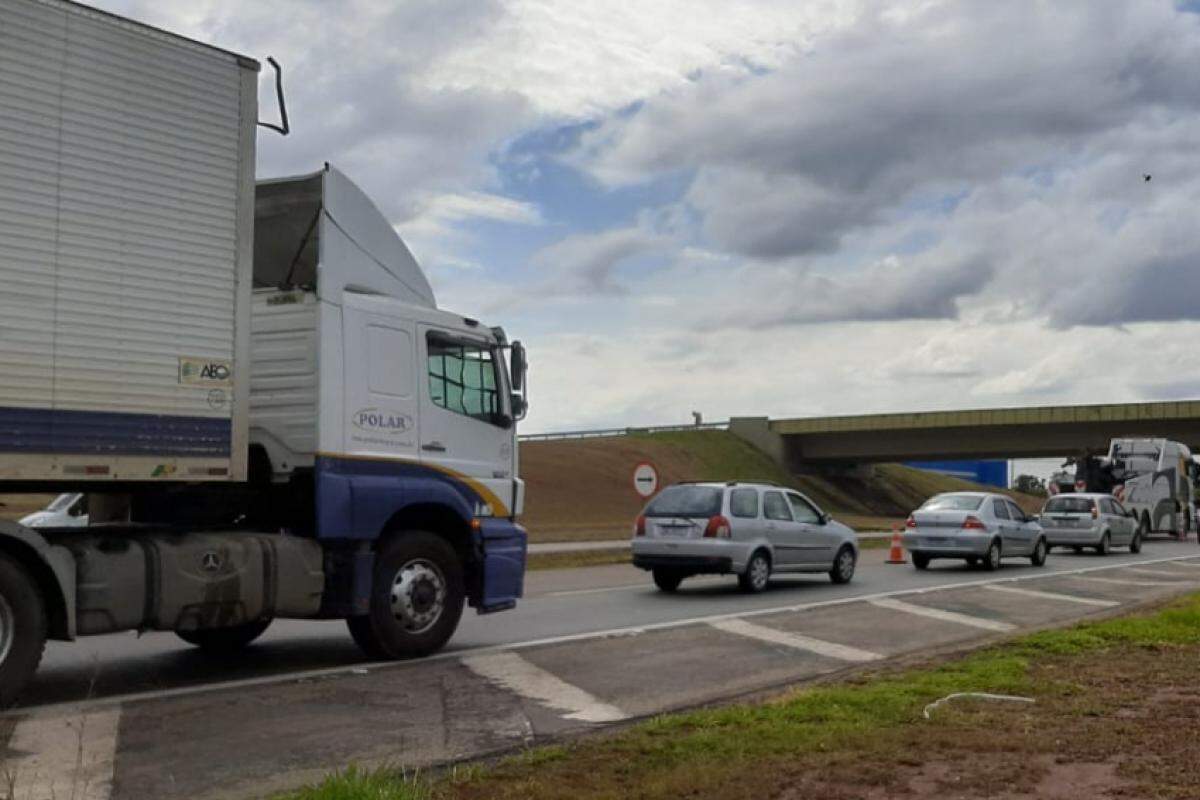 Adolescentes tentaram se aproveitar de trânsito lento na Rodovia Santos Dumont