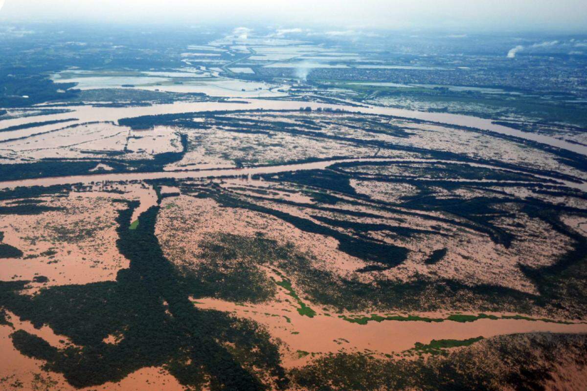 Eduardo Leite sobrevoou a área alagada nesta quinta-feira (2) e afirma que esta será, possivelmente, a maior tragédia ambiental da história do Rio Grande do Sul