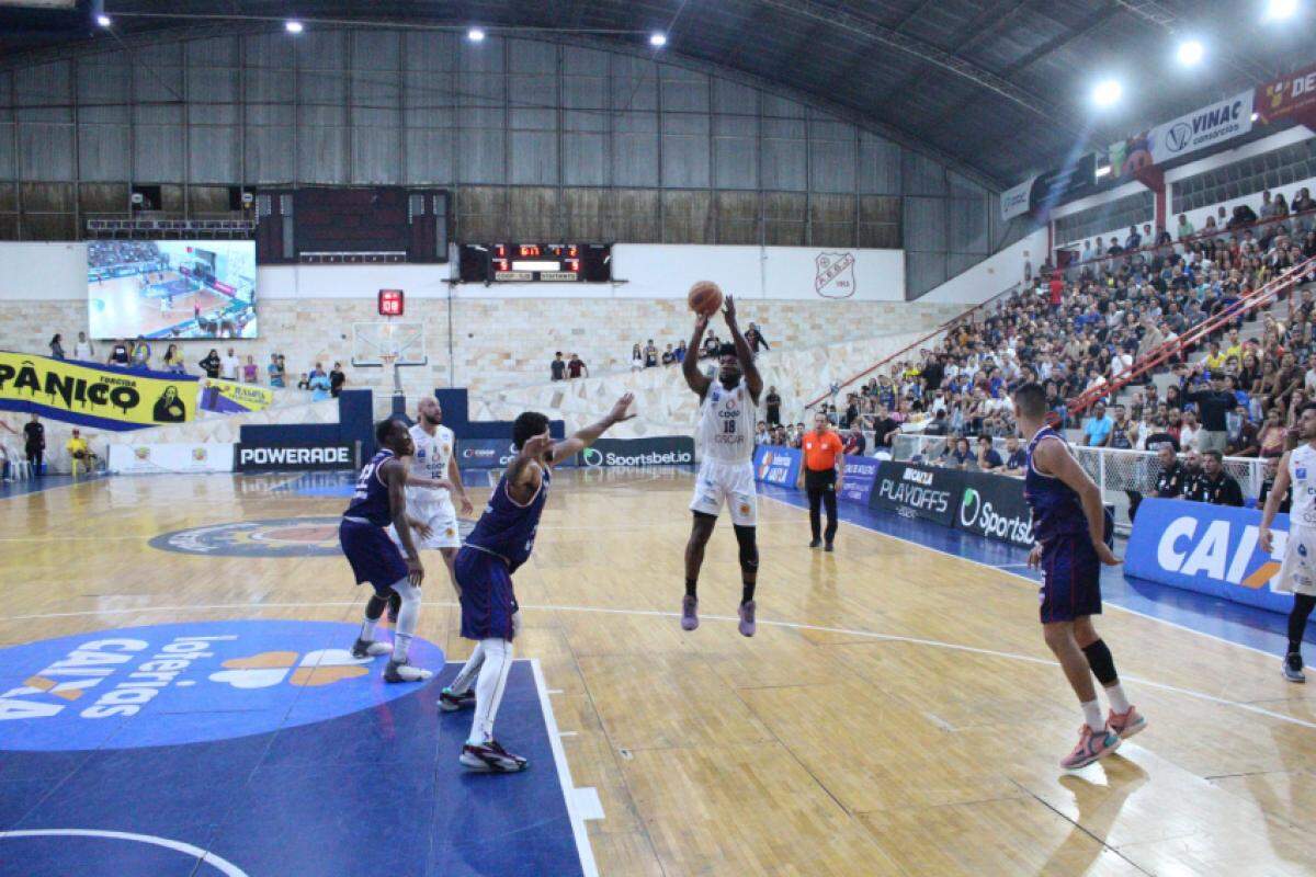 São José Basket em jogo contra o Fortaleza pelo NBB