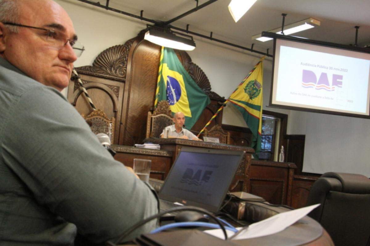 O então presidente do DAE Marcos Saraiva em audiência na Câmara; ao fundo, Coronel Meira, que contestou o anúncio na época